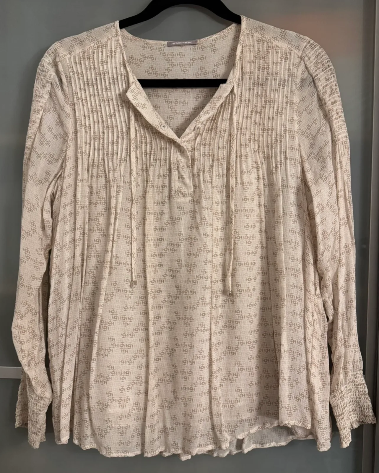 NEU - Hemisphere Bluse mit Logo-Print – Creme-Beige – XS